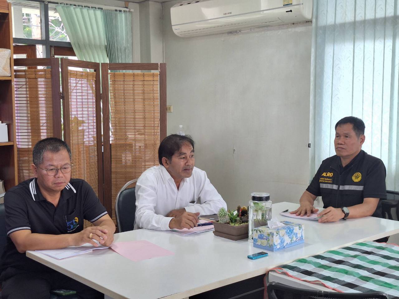 title - ผู้ตรวจราชการ ส.ป.ก. ลงพื้นที่จังหวัดสกลนคร ประชุมติดตามความก้าวหน้าผลการดำเนินงาน พร้อมตรวจเยี่ยมให้กำลังใจเกษตรกรในเขตปฏิรูปที่ดิน 